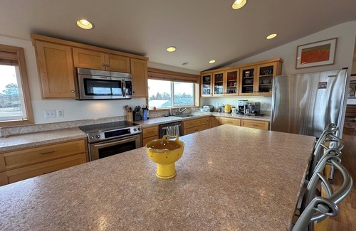 Alfalfa Apartment | Luxe 2-BR Loft apt. on a Flower Farm in fabulous Bend with AC, WiFi, etc.!