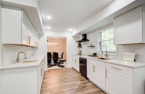 Cliftondale House | Luxe 3 BR/3BR house w/Scenic views near ATL Airport & Downtown