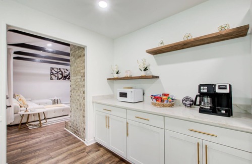Cliftondale House | Luxe 3 BR/3BR house w/Scenic views near ATL Airport & Downtown
