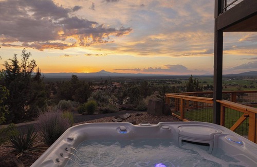 Terrebonne House | Luxe 4BR/3BA Retreat on 10 Private Acres Hot Tub Smith Rock & 9 Cascade Peak