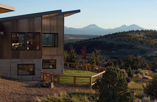 Terrebonne House | Luxe 4BR/3BA Retreat on 10 Private Acres Hot Tub Smith Rock & 9 Cascade Peak