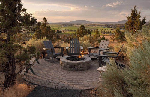 Terrebonne House | Luxe 4BR/3BA Retreat on 10 Private Acres Hot Tub Smith Rock & 9 Cascade Peak