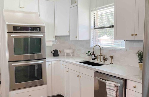 Grapevine House | Luxe 4BR w/Heated Pool + Hot Tub | Walk to Lake