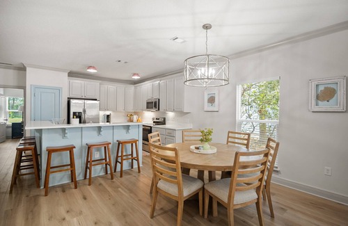 Villages of Crystal Beach House | LUXE Beach Stay|Pool|Walk 2 Beach|Golf Cart