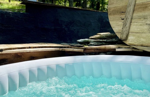 Pleasant Shade Cabin | Luxe Cabin Hot Tub Outdoor Movie Screen Mountains - FREE Breakfast