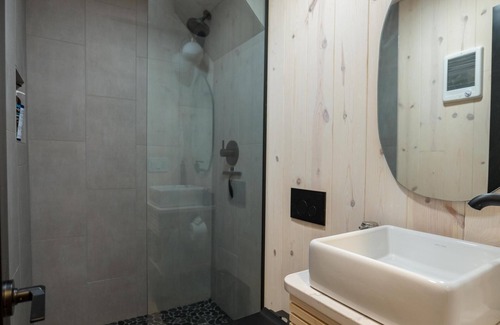 Portland Cabin | Luxe Cabin /Hot Tub / EV Charger