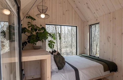 Portland Cabin | Luxe Cabin /Hot Tub / EV Charger