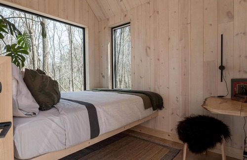 Portland Cabin | Luxe Cabin /Hot Tub / EV Charger