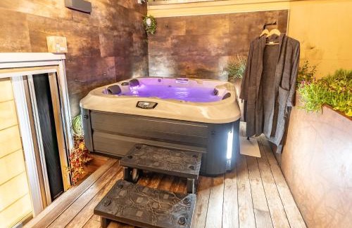 Como City Centre Apartment | Luxe & Central Haven - Jacuzzi, Sauna, Steam, Private Parking