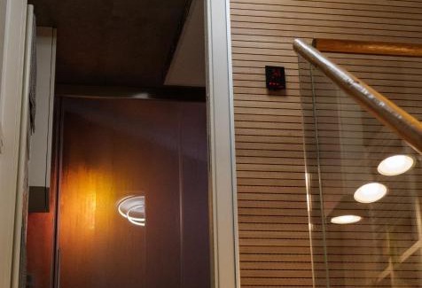 Como City Centre Apartment | Luxe & Central Haven - Jacuzzi, Sauna, Steam, Private Parking