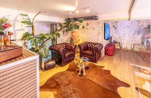 Como City Centre Apartment | Luxe & Central Haven - Jacuzzi, Sauna, Steam, Private Parking