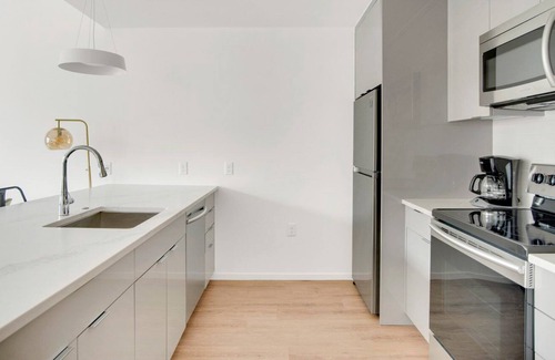 Congress Park Apartment | Luxe Congress Park 1BR w/ Gym & Pool, near shops & dining, by Blueground