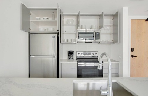 Congress Park Apartment | Luxe Congress Park 1BR w/ Gym & Pool, near shops & dining, by Blueground