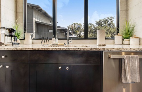 Spicewood House | Luxe designer treehouse with private hot tub & alfresco living - dog-friendly