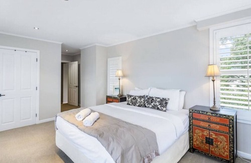 Devonport House | Luxe Devonport Home Mins To Beach | Spa & Netflix