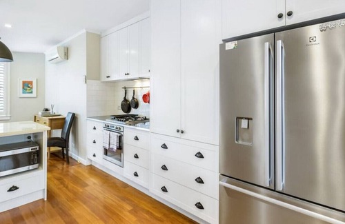Devonport House | Luxe Devonport Home Mins To Beach | Spa & Netflix