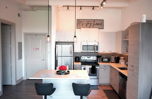 Downtown Atlanta Apartment | Luxe Downtown High-Rise-Stunning Views & Prime ATL Location Close to Attractions