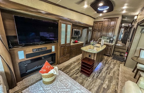 Mosby House | Luxe Farm-Stay w/ private animal sanctuary~10 min from city!