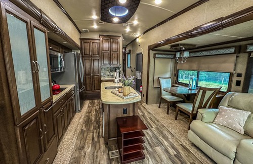 Mosby House | Luxe Farm-Stay w/ private animal sanctuary~10 min from city!