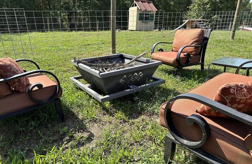 Mosby House | Luxe Farm-Stay w/ private animal sanctuary~10 min from city!