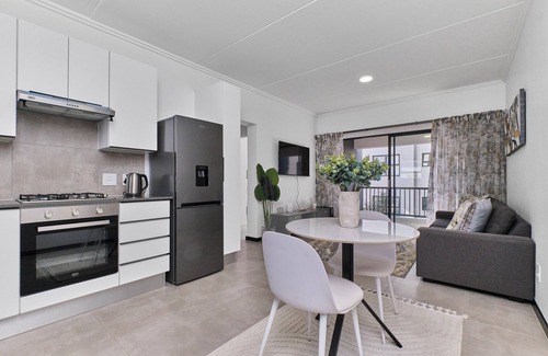 Greater Johannesburg Metropolitan Area Apartment | Luxe Haven Fourways, Sandton with WiFi, Gym