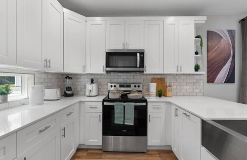 University Hills and Windsor Park House | Luxe Home - Sleeps 12+! Great for Groups & DTX!