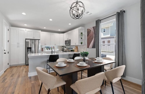 University Hills and Windsor Park House | Luxe Home - Sleeps 12+! Great for Groups & DTX!