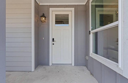 University Hills and Windsor Park House | Luxe Home - Sleeps 12+! Great for Groups & DTX!