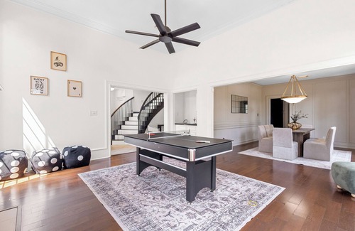 Barker House | Luxe House + Sleeps 8+ SPA like Bathroom + Game Room + Near Chateau Nouvelle