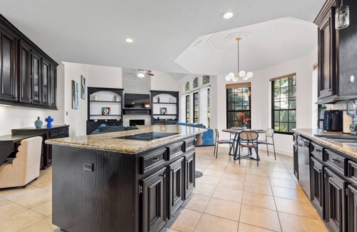 Barker House | Luxe House + Sleeps 8+ SPA like Bathroom + Game Room + Near Chateau Nouvelle