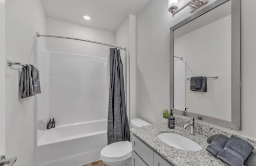 Hayes Apartment | Luxe King 3BR Suite Mins to Downtown Durham