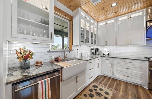 Galveston House | Luxe Lodge, Bayfront with Event Space, Views, Chef`s Kitchen