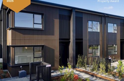 Mount Albert House | Luxe Modern Large Bedroom with Shared Kitchen and Amenities