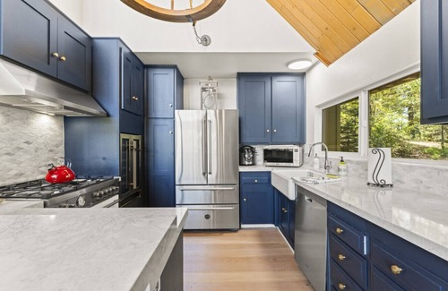 Blue Jay Cabin | Luxe Mountain Retreat! Lake & Village Close! Game Room- AC- BACK UP Generator!
