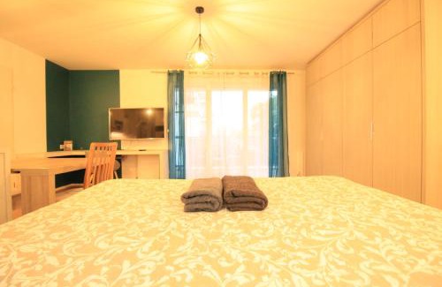 Arpajon Apartment | Luxe Neuf - 8mn pied RER C-Paris-Eiffel Tower, Parking Rue Gratuit, Balcon Privé, Matelas Bultex 160x200, Ascenseur, Hôpital d'Arpajon