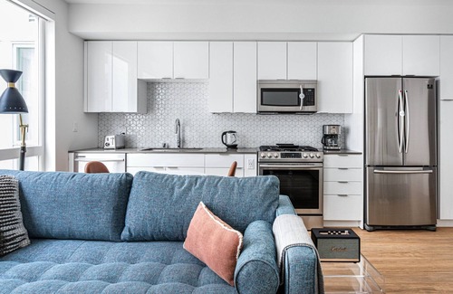 Lakeside Apartment | Luxe Oakland Studio w/AC, W/D, Gym, Coworking, near BART, by Blueground