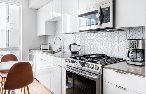 Lakeside Apartment | Luxe Oakland Studio w/AC, W/D, Gym, Coworking, near BART, by Blueground