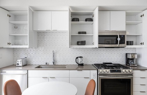 Lakeside Apartment | Luxe Oakland Studio w/AC, W/D, Gym, Coworking, near BART, by Blueground