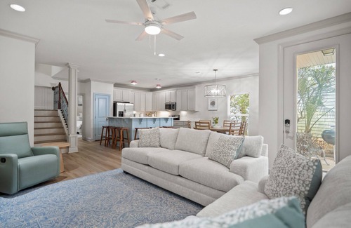Villages of Crystal Beach House | LUXE Retreat | Walk 2 Beach | Pool|Golf Cart