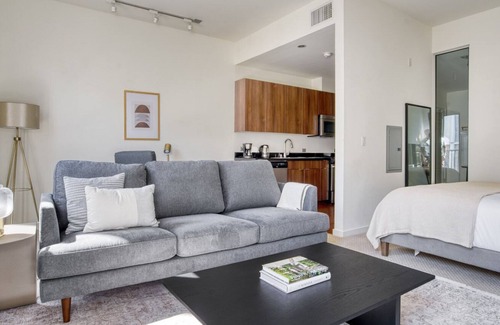 The Villas Apartment | Luxe Santana Row Studio w/ Pool & Gym, 10 mins to Google, by Blueground