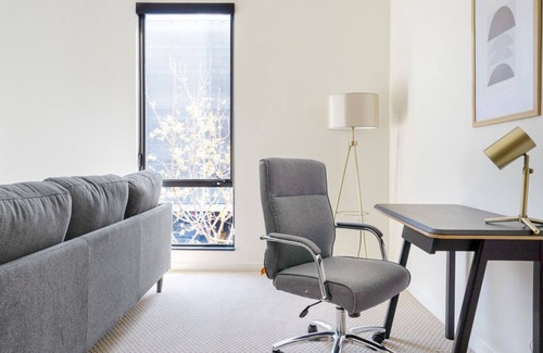 The Villas Apartment | Luxe Santana Row Studio w/ Pool & Gym, 10 mins to Google, by Blueground