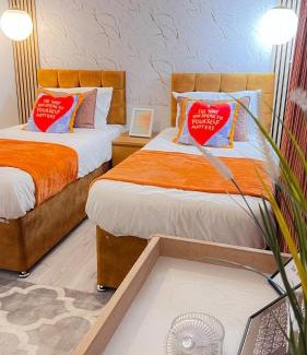 Basildon House | Luxe Smart Home - Basildon Serviced Accommodation - 7 Mins Walk To Basildon Town Centre, Hospital & Train Station