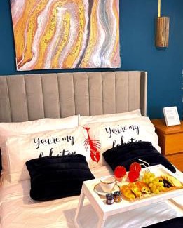 Basildon House | Luxe Smart Home - Basildon Serviced Accommodation - 7 Mins Walk To Basildon Town Centre, Hospital & Train Station