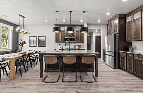 Zion National Park East Entrance Cabin | Luxe Stay at Ember Lodge, Zion