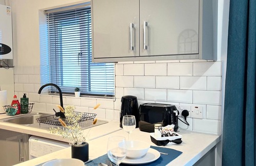 Offerton Apartment | Luxe Studio Apartment - Private - Modern - Parking - WIFI