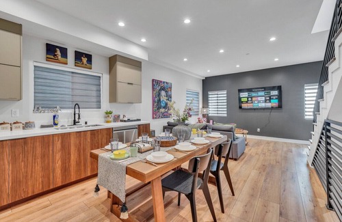 Sherman Oaks House | Luxe Townhome | Newly-Built