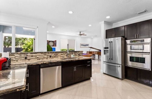 Ludlam Villa | Luxe Villa 5BR I Pool & Jacuzzi | Fire Pit | Piano