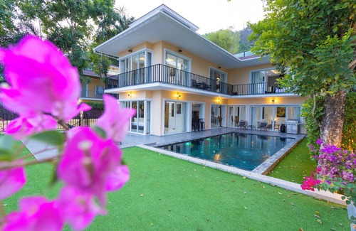 Chalong Villa | Luxe Villa Sea View Jacuzzi Pool V179