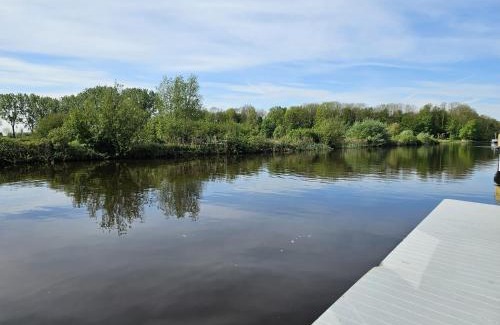 Leeuwarden Boat Rental | Luxe woonboot in de natuur evt met console bootje!