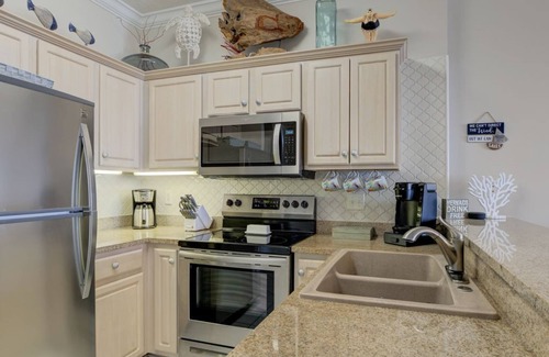 Gulf Shores Condo | Luxury Beachfront condo with Spacious Balcony!